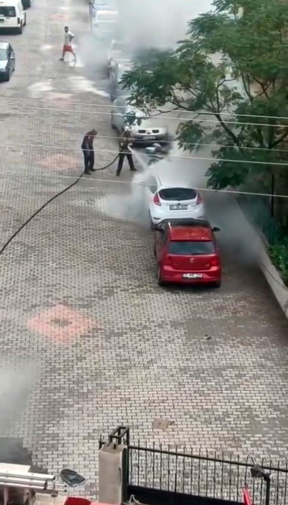 Hatay Payas’ta park halindeki otomobil alev alırken, çevredeki vatandaşlar büyük