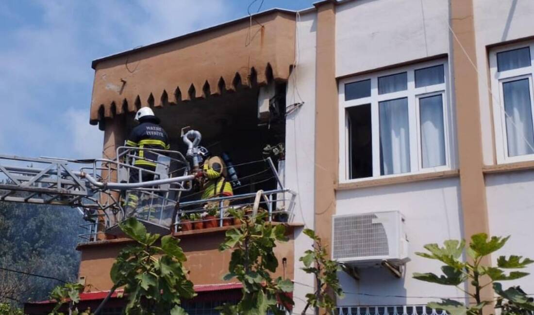 Erzin’de bir evin üst katında çıkan yangın, itfaiyenin müdahalesiyle kontrol