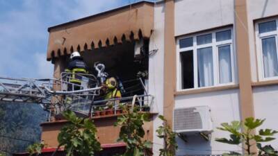 Erzin’de bir evin üst katında çıkan yangın, itfaiyenin müdahalesiyle kontrol