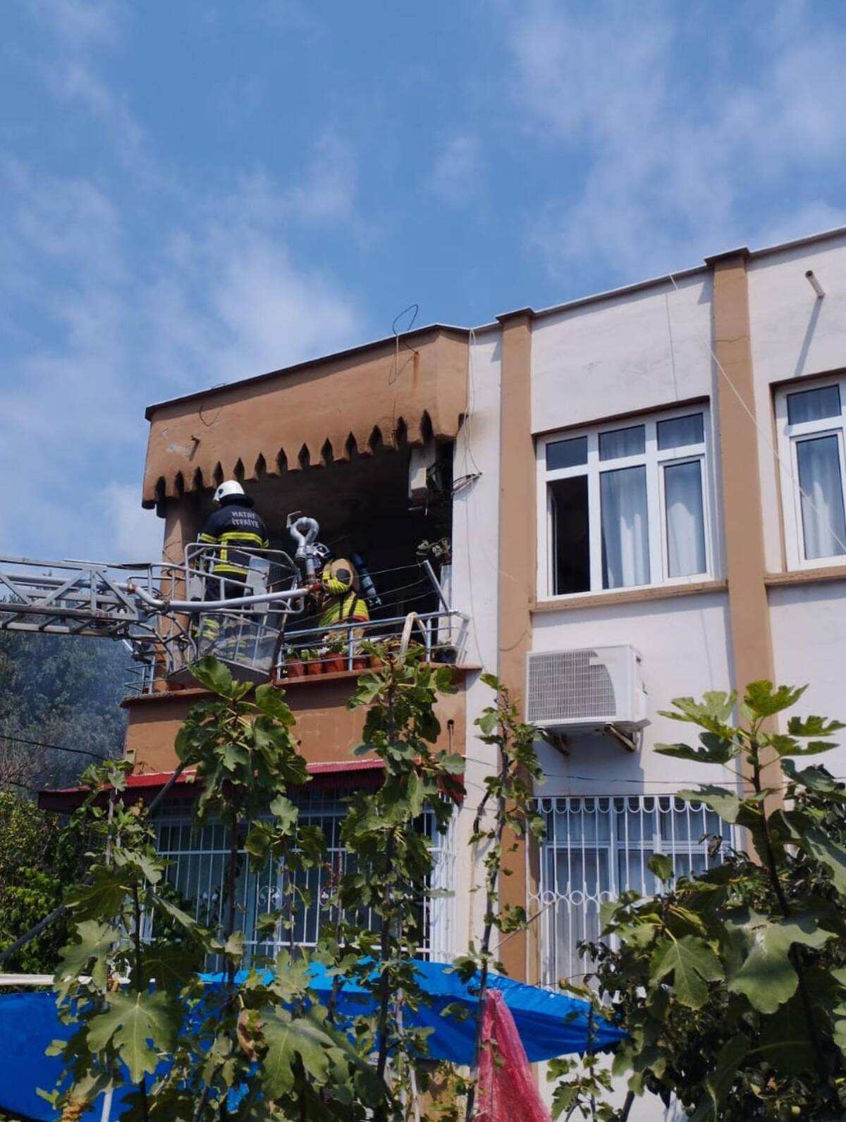 Erzin’de bir evin üst katında çıkan yangın, itfaiyenin müdahalesiyle kontrol