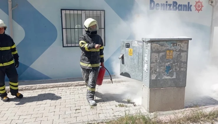 Hatay’ın Samandağ ilçesi Cemal Gürsel Mahallesi’nde, kaldırım üzerinde bulunan bir