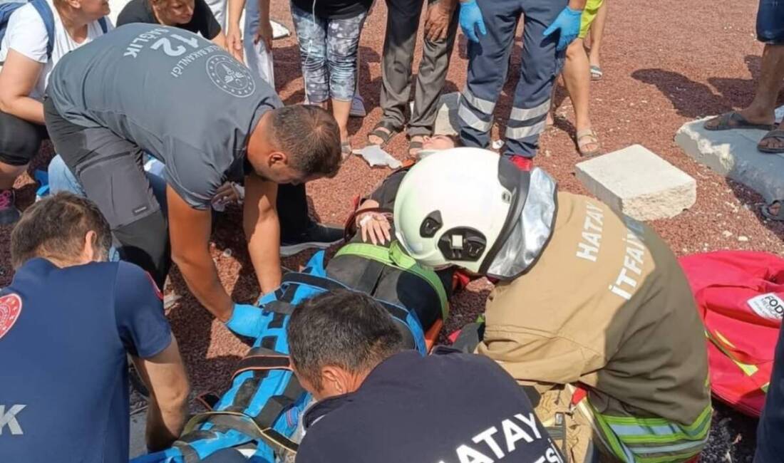 Hatay’ın Samandağ ilçesinde meydana gelen trafik kazasında, devrilen araçta sıkışan