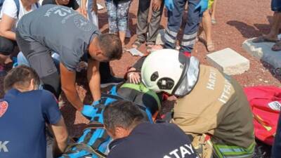 Hatay’ın Samandağ ilçesinde meydana gelen trafik kazasında, devrilen araçta sıkışan