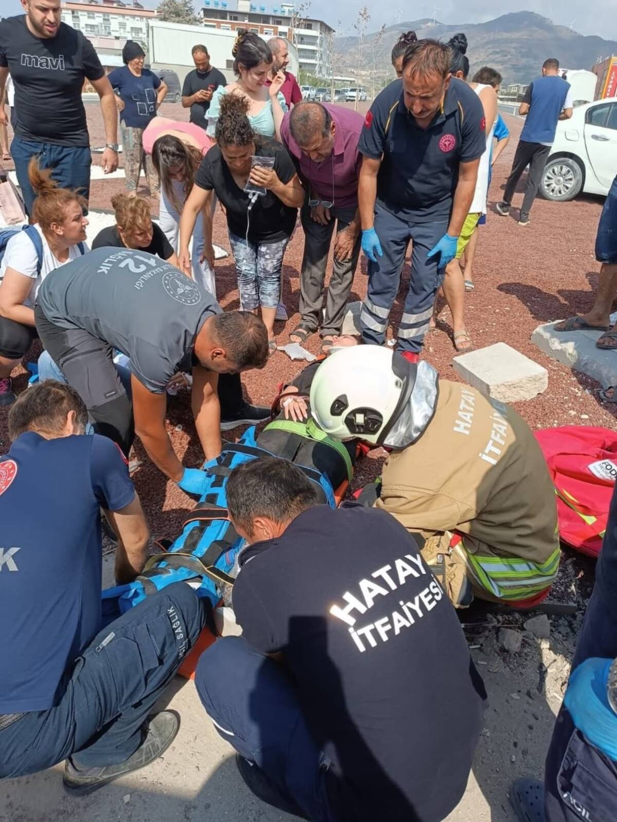Hatay’ın Samandağ ilçesinde meydana gelen trafik kazasında, devrilen araçta sıkışan