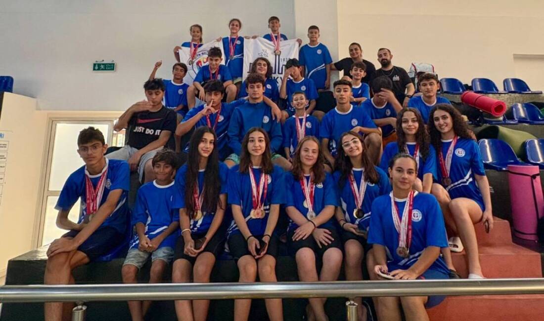 Antakya Belediyesi Spor Kulübü yüzme takımı, İskenderun’da düzenlenen Zafer Bayramı