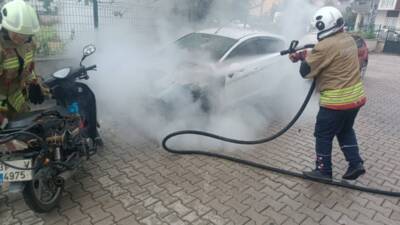 Hatay’ın Payas ilçesinde park halindeki bir otomobilde çıkan yangın, kısa