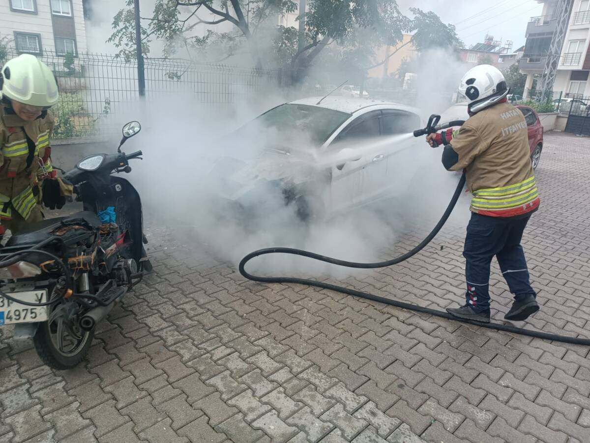 Hatay’ın Payas ilçesinde park halindeki bir otomobilde çıkan yangın, kısa