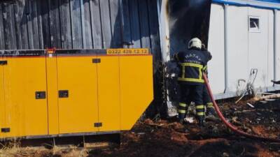 Reyhanlı Yenişehir Mahallesi’nde bir konteynerde çıkan yangın, itfaiye ekiplerinin hızlı