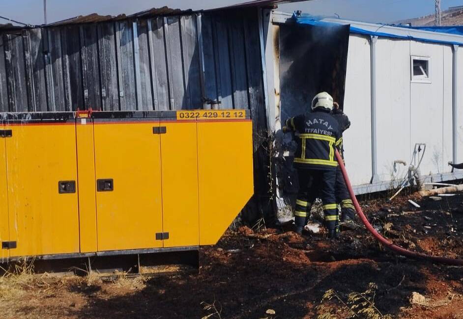 Reyhanlı’da Korkutan Konteyner Yangını, İtfaiye Hızla Müdahale Etti Reyhanlı Yenişehir Mahallesi’nde bir konteynerde çıkan yangın, itfaiye ekiplerinin hızlı