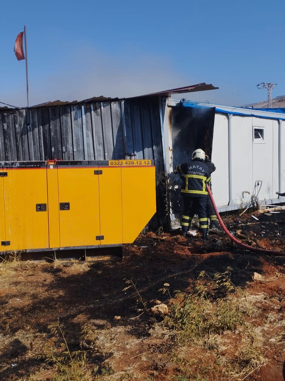 Reyhanlı Yenişehir Mahallesi’nde bir konteynerde çıkan yangın, itfaiye ekiplerinin hızlı