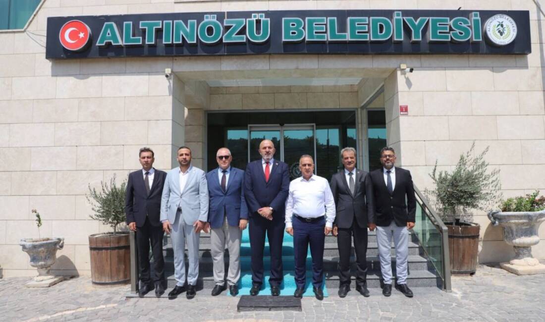 Altınözü Belediye Başkanı Rıfat Sarı, muhtarlarla bir araya gelerek mahallelerin