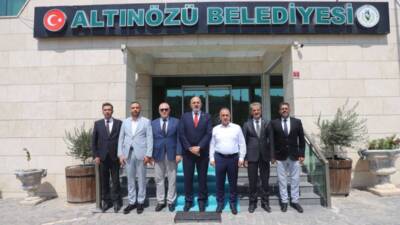 Altınözü Belediye Başkanı Rıfat Sarı, muhtarlarla bir araya gelerek mahallelerin