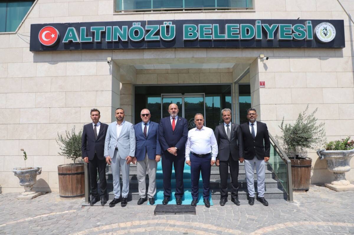 Altınözü Belediye Başkanı Rıfat Sarı, muhtarlarla bir araya gelerek mahallelerin