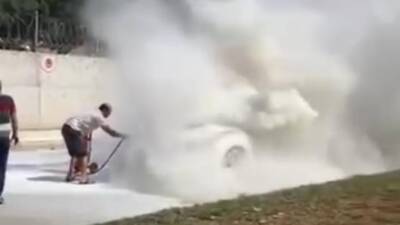 Hatay’ın İskenderun ilçesinde seyir halindeyken motor kısmından alevler yükselen bir