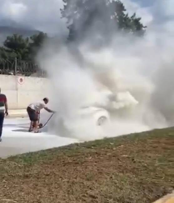 Hatay’ın İskenderun ilçesinde seyir halindeyken motor kısmından alevler yükselen bir