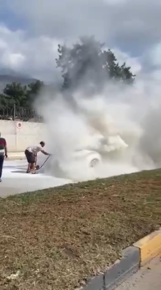 Hatay’ın İskenderun ilçesinde seyir halindeyken motor kısmından alevler yükselen bir