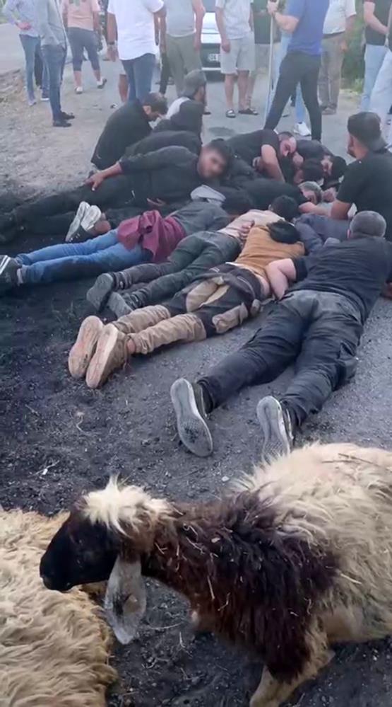 Antakya Madenboyu Mahallesi’nde meydana gelen kazada, koyun sürüsüne çarpan araç