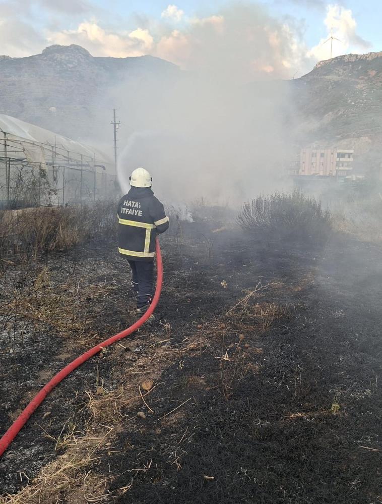 Hatay’ın Samandağ ilçesinde bir bahçede çıkan yangın, itfaiye ekiplerinin hızlı