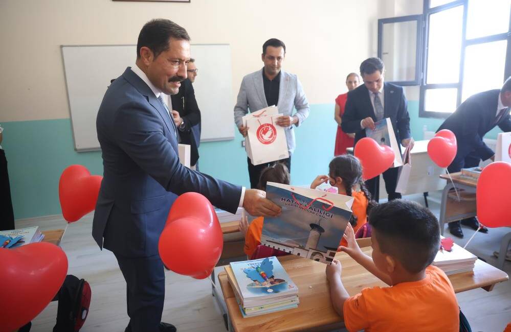 Hatay’da Eğitim Yılı Heyecanı: Binlerce Öğrenci İçin Ders Zili Çaldı Depremin izlerinin silinmeye çalışıldığı Hatay’da, 2025-2026 eğitim öğretim yılı binlerce