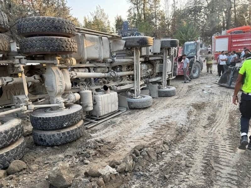 Antakya Atatürk Parkı’nda geçtiğimiz hafta içinde malzeme taşırken devrilen kamyonun