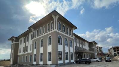 Deprem felaketinin en çok etkilediği illerden Hatay’da eğitim yatırımları sürüyor.