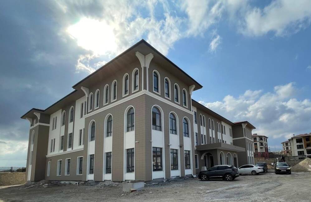 Deprem felaketinin en çok etkilediği illerden Hatay’da eğitim yatırımları sürüyor.