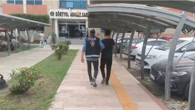 Hatay Emniyeti, uyuşturucu madde bulundurmak suçundan aranan A.C.’yi Dörtyol’da yakalayarak