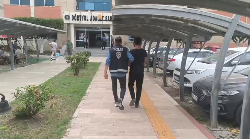 Hatay Emniyeti, uyuşturucu madde bulundurmak suçundan aranan A.C.’yi Dörtyol’da yakalayarak