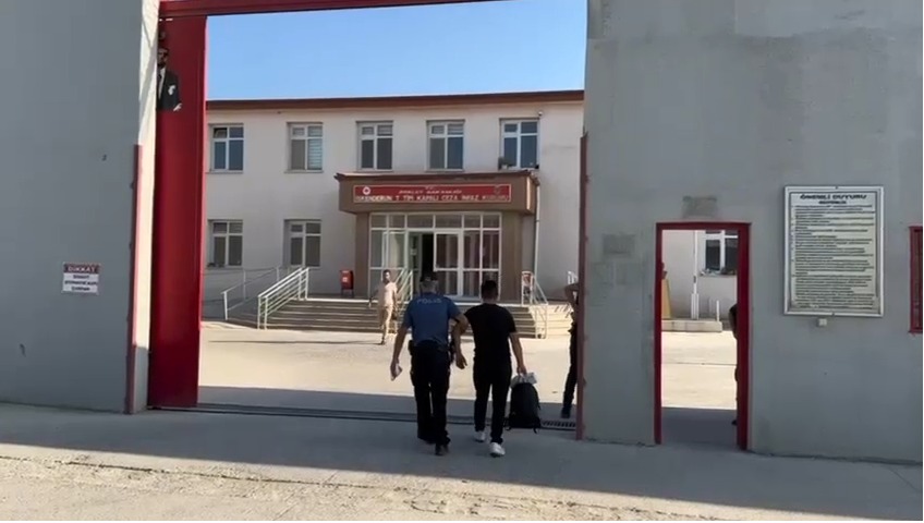 Hatay Emniyet Müdürlüğü ekipleri, aranan şahısların yakalanmasına yönelik yürüttüğü çalışmalar