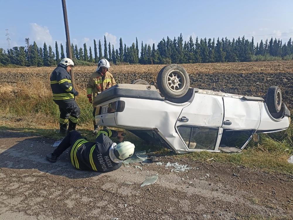 Arsuz’da kontrolden çıkan otomobil takla attı, 2 kişi yaralandı. Hatay’ın
