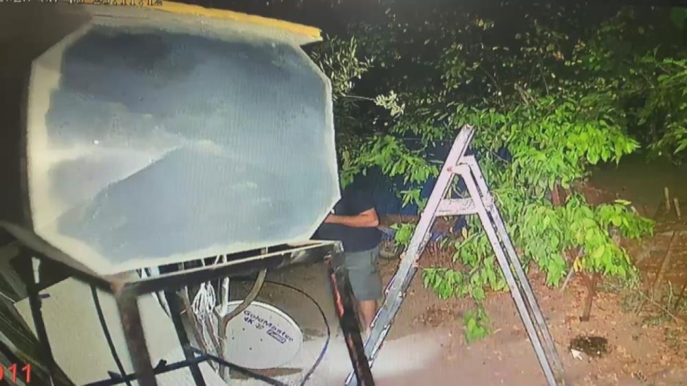 Hatay’ın Defne ilçesi Çardaklı Mahallesi’nde, Gökhan Özkaya isimli vatandaş, gece