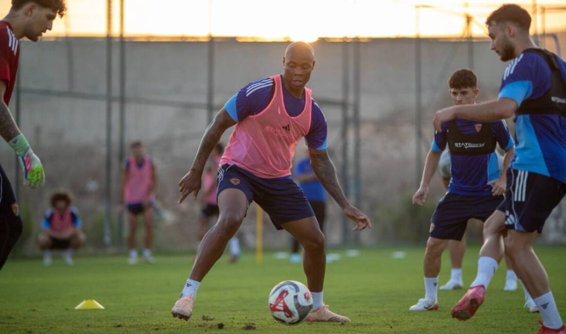 Hatayspor’un golcü oyuncusu Carlos Strandberg, yaşadığı sakatlık nedeniyle sahalardan uzak