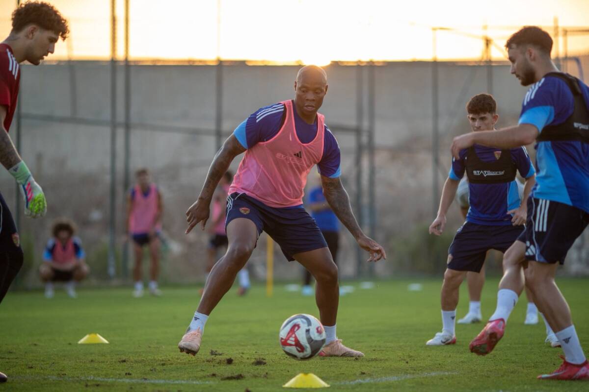 Hatayspor’un golcü oyuncusu Carlos Strandberg, yaşadığı sakatlık nedeniyle sahalardan uzak