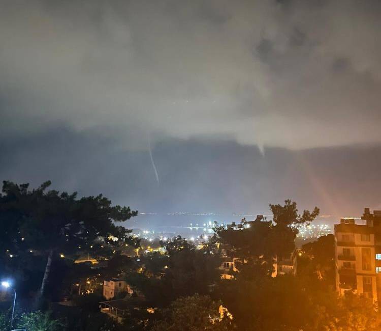 Gece saatlerinde İskenderun Körfezi açıklarında oluşan hortum, Karayılan Mahallesi’nde yaşayan