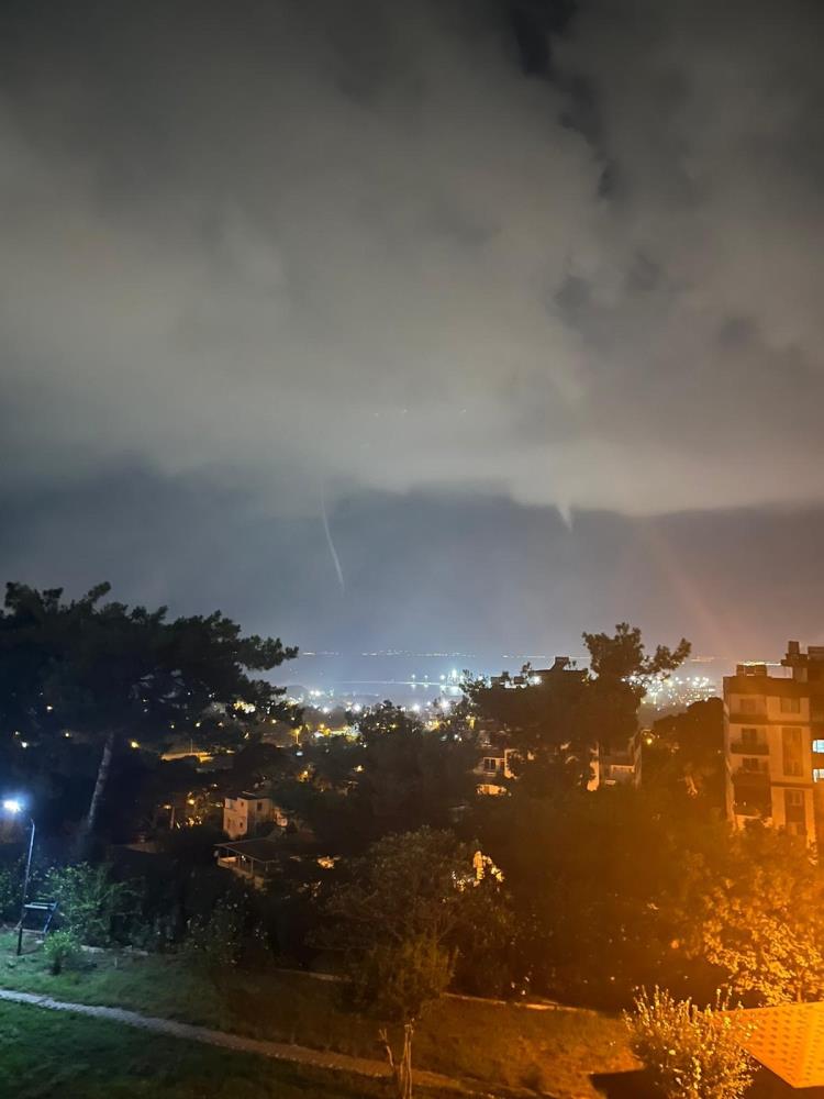 Gece saatlerinde İskenderun Körfezi açıklarında oluşan hortum, Karayılan Mahallesi’nde yaşayan