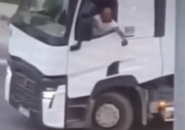 Hatay, 6 Şubat depremlerinin ardından yaralarını sarmaya çalışırken, Antakya-Samandağ yolunda