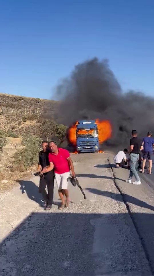 Hatay’ın Belen ilçesi Topboğazı mevkiinde seyir halinde olan bir tır,