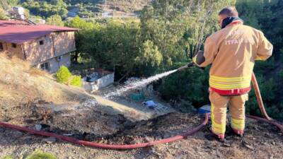Hatay’ın Arsuz ilçesinde çıkan otluk yangını paniğe yol açtı. Işıklı