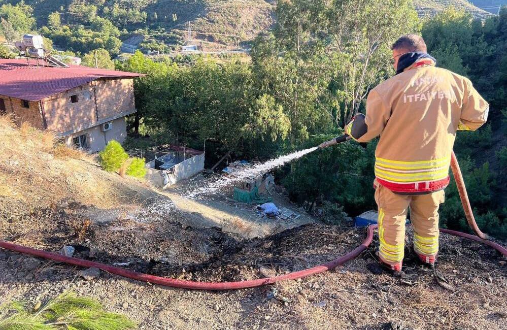 Hatay’ın Arsuz ilçesinde çıkan otluk yangını paniğe yol açtı. Işıklı