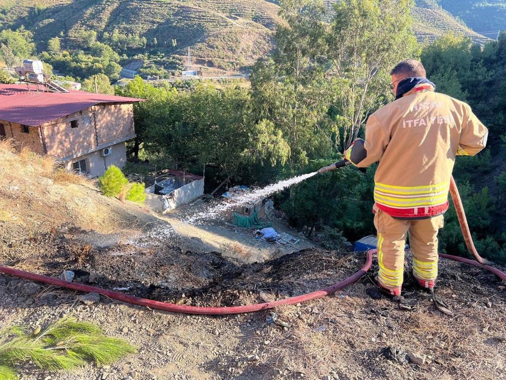 Hatay’ın Arsuz ilçesinde çıkan otluk yangını paniğe yol açtı. Işıklı