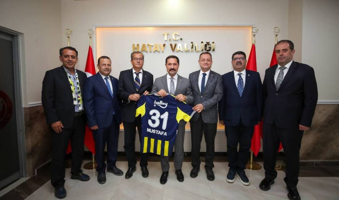 Hatay Fenerbahçeliler Derneği Başkanı Mustafa Civelek ve yönetim kurulu üyeleri,