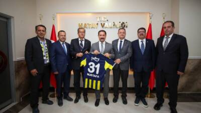 Hatay Fenerbahçeliler Derneği Başkanı Mustafa Civelek ve yönetim kurulu üyeleri,