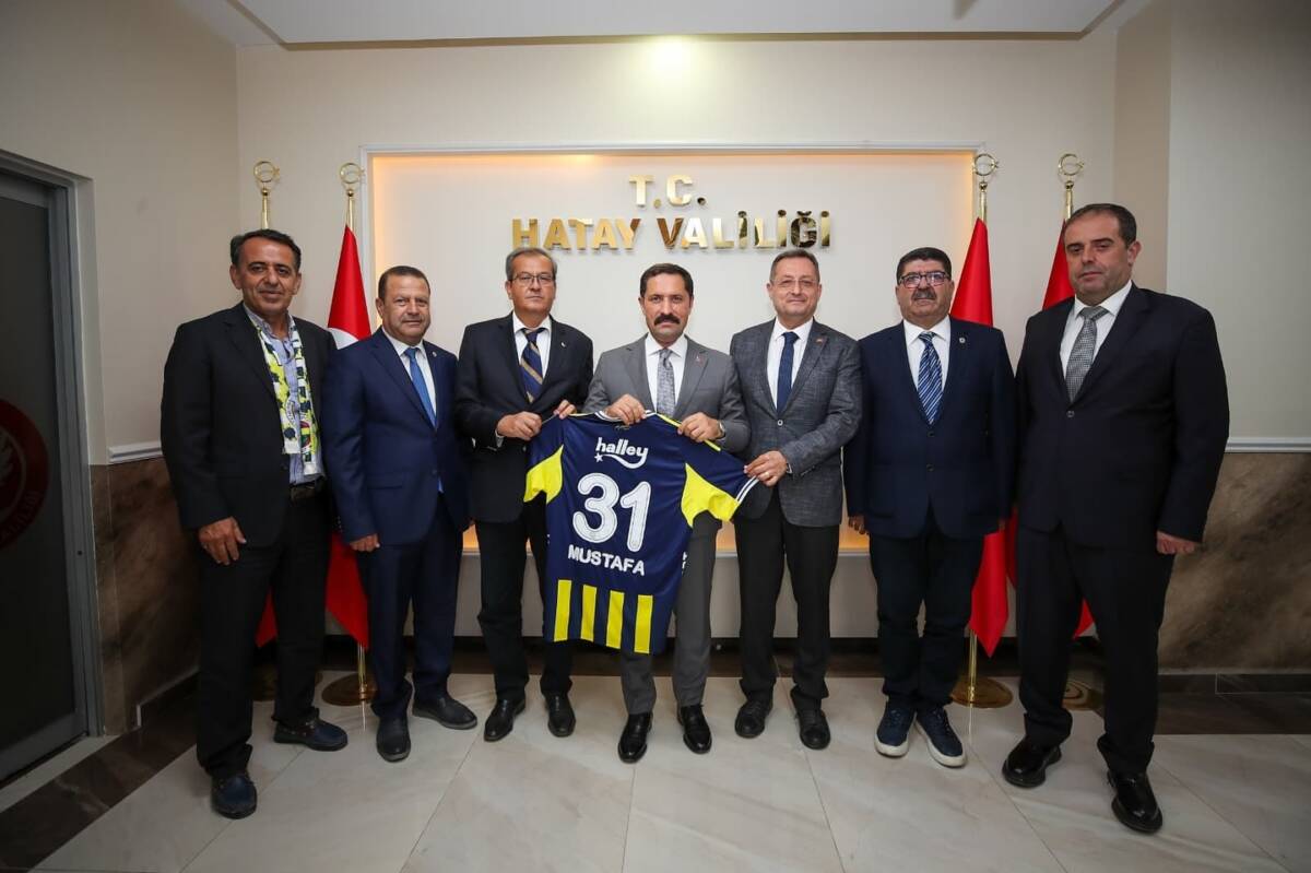 Hatay Fenerbahçeliler Derneği Başkanı Mustafa Civelek ve yönetim kurulu üyeleri,
