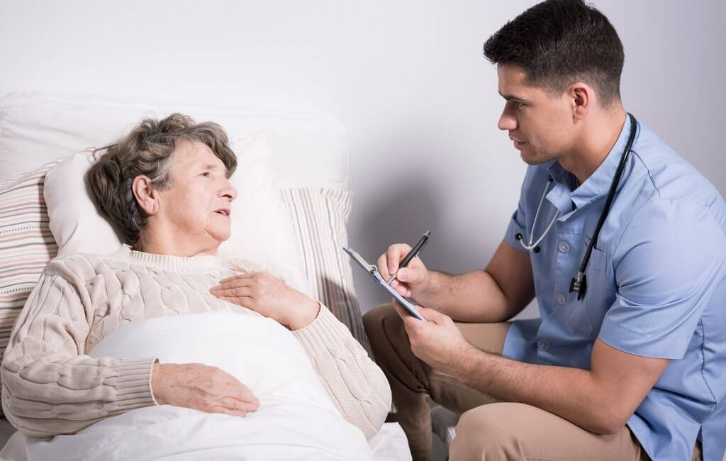 Çocukluk yıllarında babasının sağlık sorunları ve evde sağlık hizmetine duyduğu