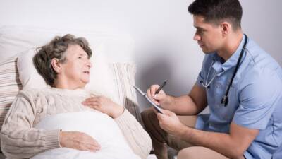 Çocukluk yıllarında babasının sağlık sorunları ve evde sağlık hizmetine duyduğu