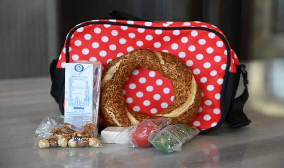 Veliler Gıda Enflasyonuna da Yenildi: Okulda Açlık Alarmı Okulların açılmasıyla birlikte Türkiye genelinde yaklaşık 21 milyon öğrenci ders