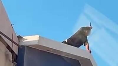 Antakya ilçesi İstiklal Caddesi’nde bir iş yerinin çatısında intihar girişiminde