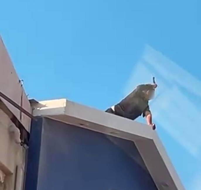 Antakya ilçesi İstiklal Caddesi’nde bir iş yerinin çatısında intihar girişiminde