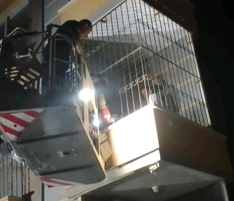 Antakya ilçesi Saraykent Mahallesi’nde bir apartmanda elektrik panosundan kaynaklandığı belirtilen