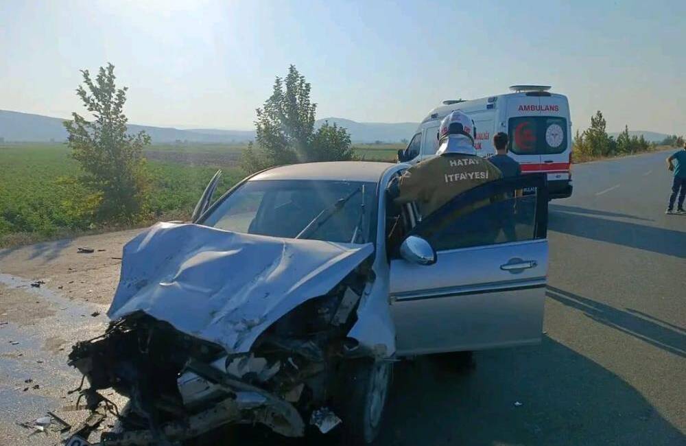   Hatay’ın Kırıkhan ilçesinde, seyir halindeki bir traktör ile otomobilin